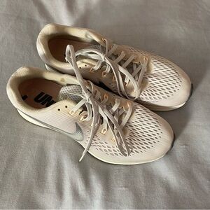Nike Zoom Pegasus 34 women’s running sneakers